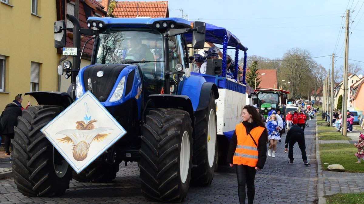 Von vielen Schaulustigen am Straßenrand bejubelt, zogen die Aktiven des Weißenseer Karnevalvereins am Samstag gemeinsam mit Gästen aus Scherndorf, Kindelbrück und Kannawurf durch die Landgrafenstadt und verbreiteten gute Laune.