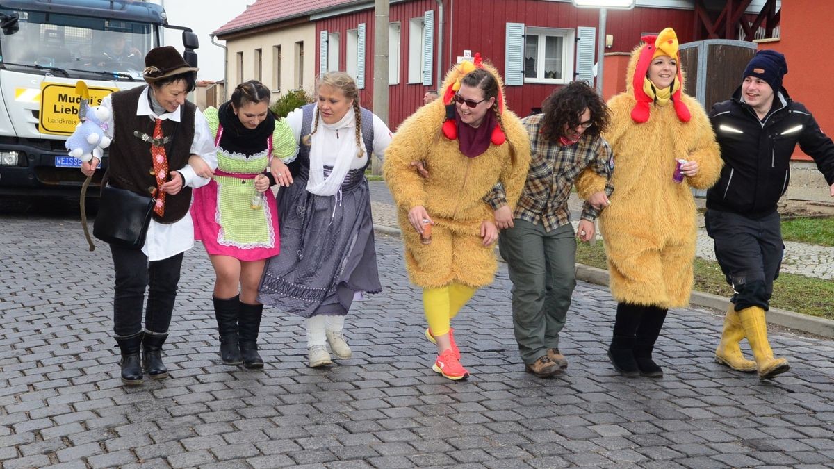 Von vielen Schaulustigen am Straßenrand bejubelt, zogen die Aktiven des Weißenseer Karnevalvereins am Samstag gemeinsam mit Gästen aus Scherndorf, Kindelbrück und Kannawurf durch die Landgrafenstadt und verbreiteten gute Laune.