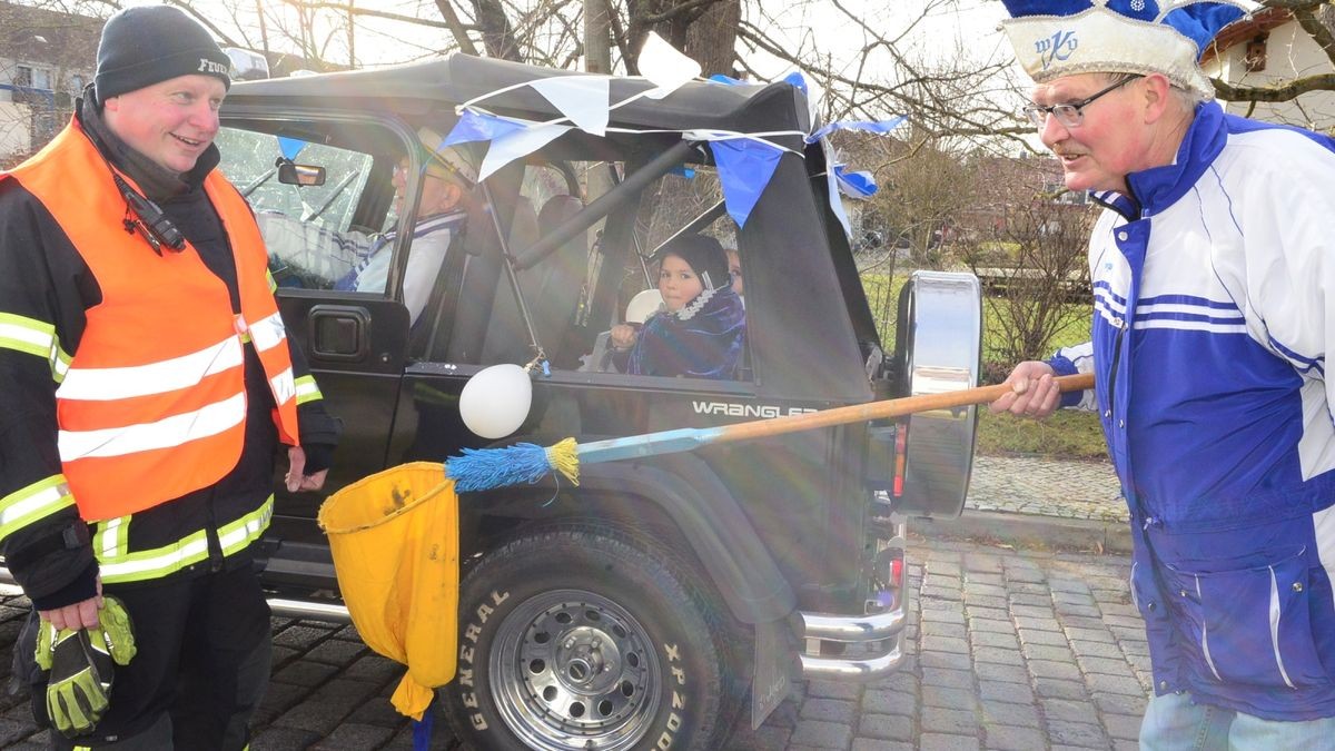 Von vielen Schaulustigen am Straßenrand bejubelt, zogen die Aktiven des Weißenseer Karnevalvereins am Samstag gemeinsam mit Gästen aus Scherndorf, Kindelbrück und Kannawurf durch die Landgrafenstadt und verbreiteten gute Laune.