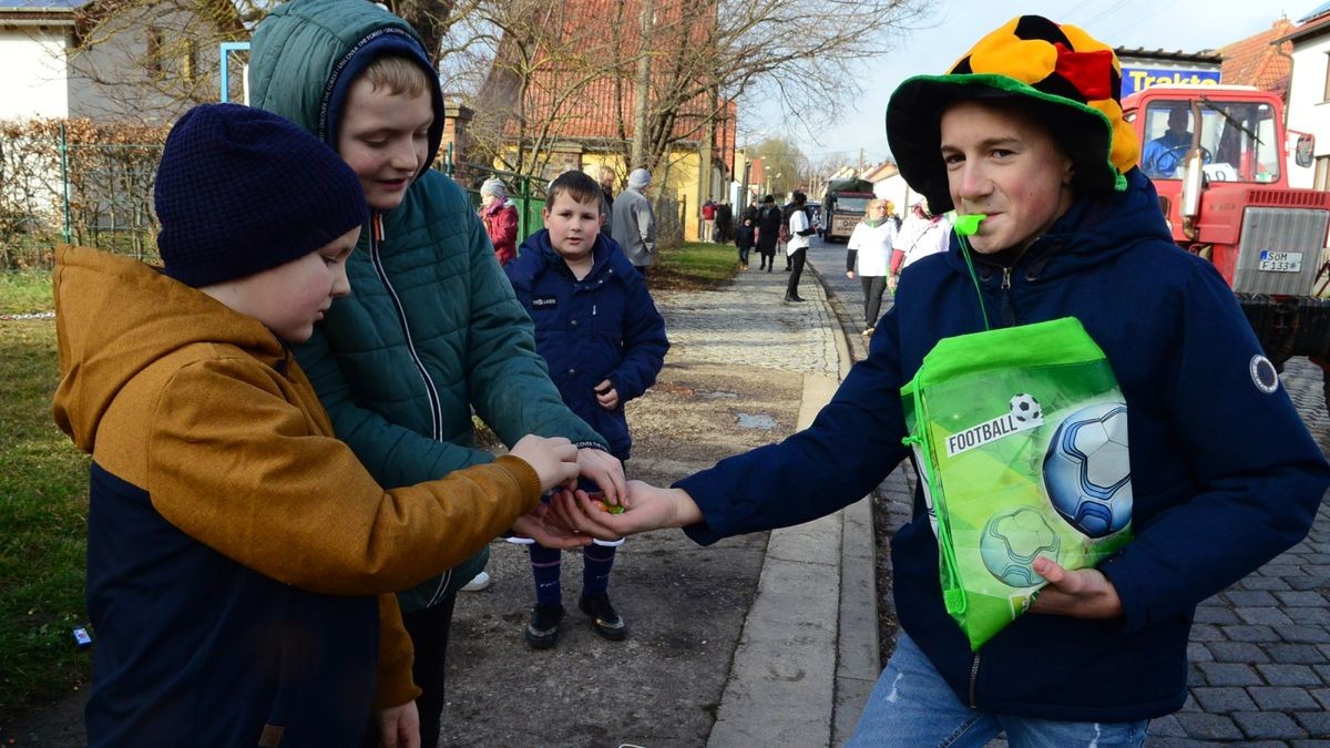 Von vielen Schaulustigen am Straßenrand bejubelt, zogen die Aktiven des Weißenseer Karnevalvereins am Samstag gemeinsam mit Gästen aus Scherndorf, Kindelbrück und Kannawurf durch die Landgrafenstadt und verbreiteten gute Laune.