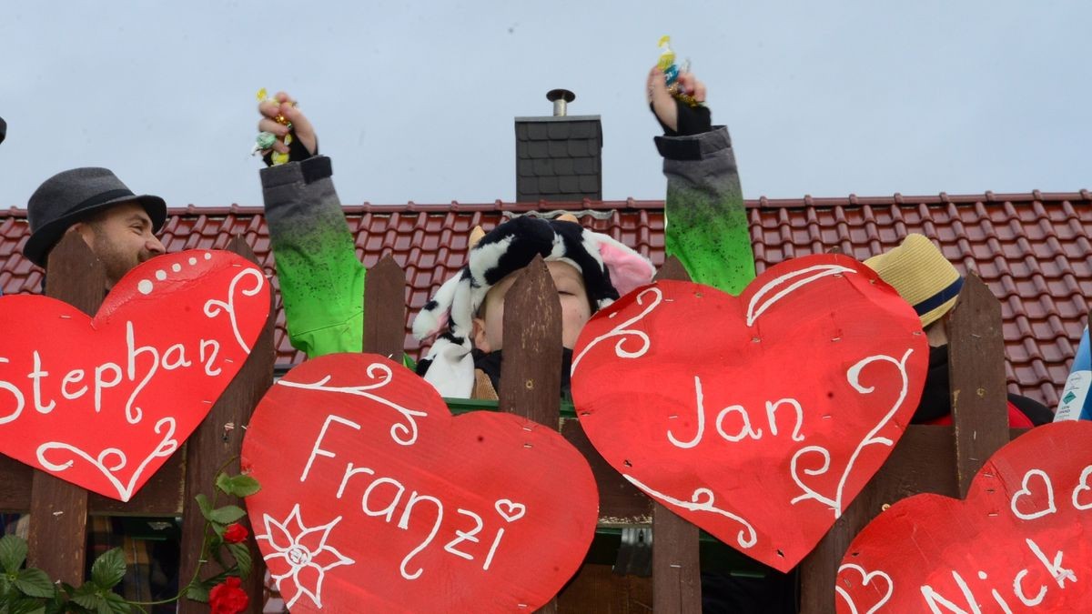 Von vielen Schaulustigen am Straßenrand bejubelt, zogen die Aktiven des Weißenseer Karnevalvereins am Samstag gemeinsam mit Gästen aus Scherndorf, Kindelbrück und Kannawurf durch die Landgrafenstadt und verbreiteten gute Laune.