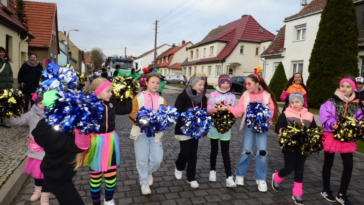 Von vielen Schaulustigen am Straßenrand bejubelt, zogen die Aktiven des Weißenseer Karnevalvereins am Samstag gemeinsam mit Gästen aus Scherndorf, Kindelbrück und Kannawurf durch die Landgrafenstadt und verbreiteten gute Laune.