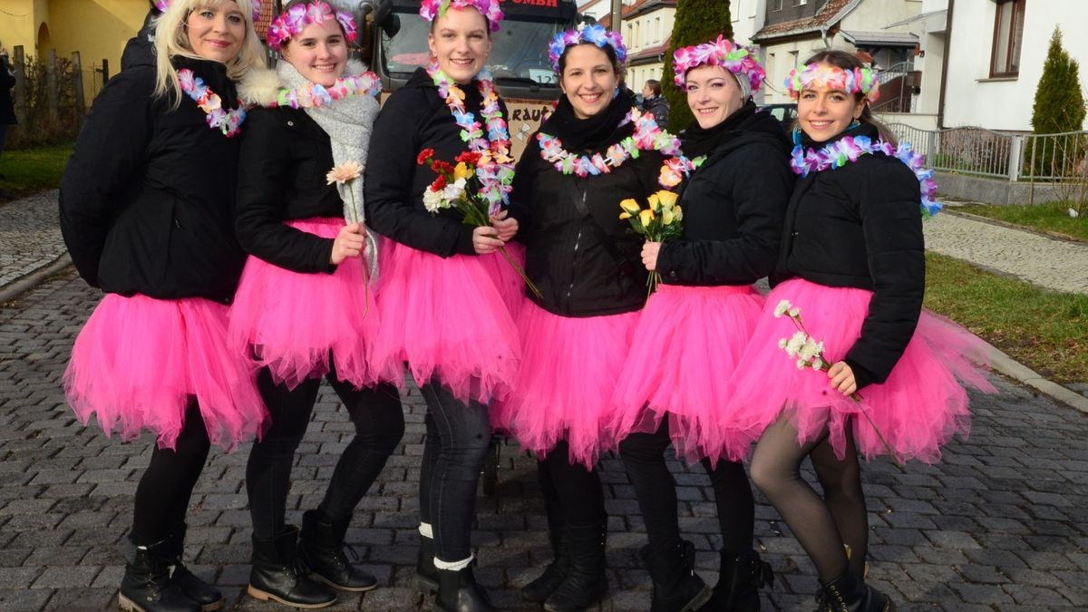 Von vielen Schaulustigen am Straßenrand bejubelt, zogen die Aktiven des Weißenseer Karnevalvereins am Samstag gemeinsam mit Gästen aus Scherndorf, Kindelbrück und Kannawurf durch die Landgrafenstadt und verbreiteten gute Laune.