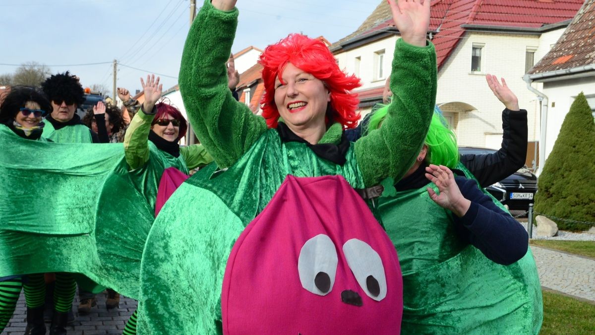 Von vielen Schaulustigen am Straßenrand bejubelt, zogen die Aktiven des Weißenseer Karnevalvereins am Samstag gemeinsam mit Gästen aus Scherndorf, Kindelbrück und Kannawurf durch die Landgrafenstadt und verbreiteten gute Laune.