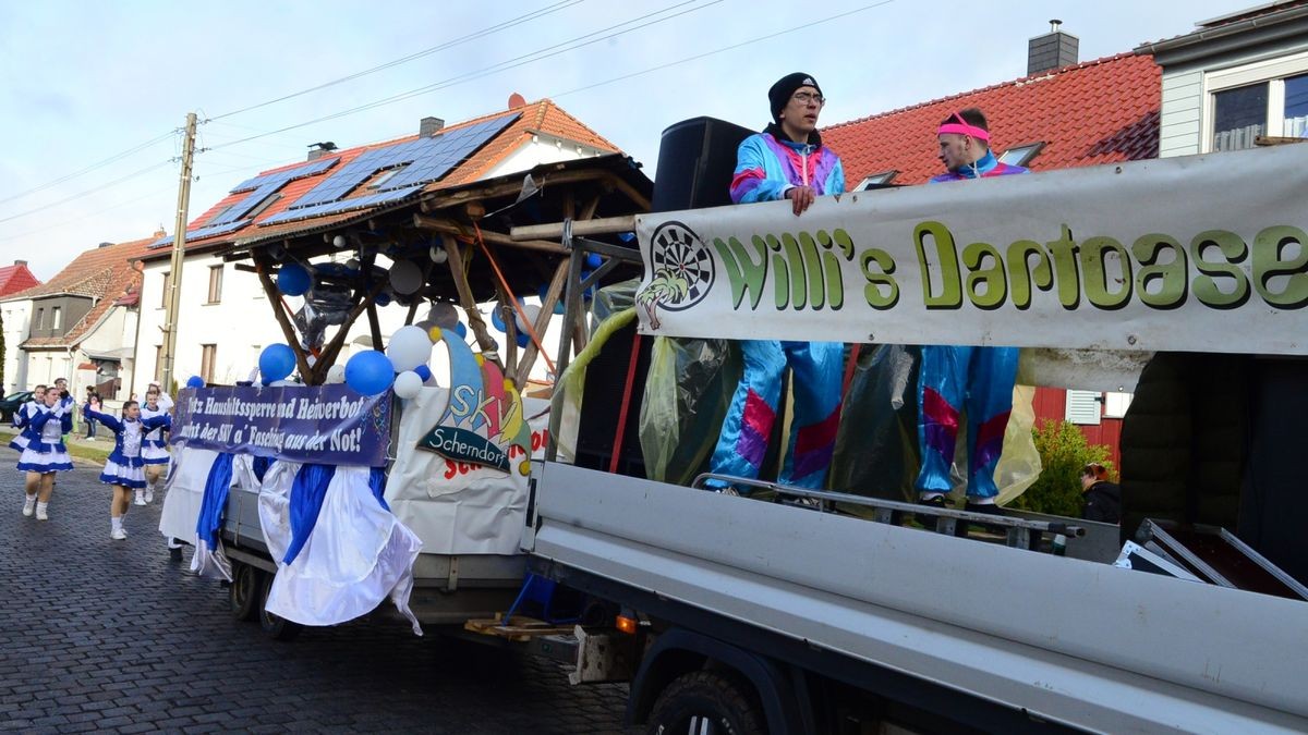 Von vielen Schaulustigen am Straßenrand bejubelt, zogen die Aktiven des Weißenseer Karnevalvereins am Samstag gemeinsam mit Gästen aus Scherndorf, Kindelbrück und Kannawurf durch die Landgrafenstadt und verbreiteten gute Laune.