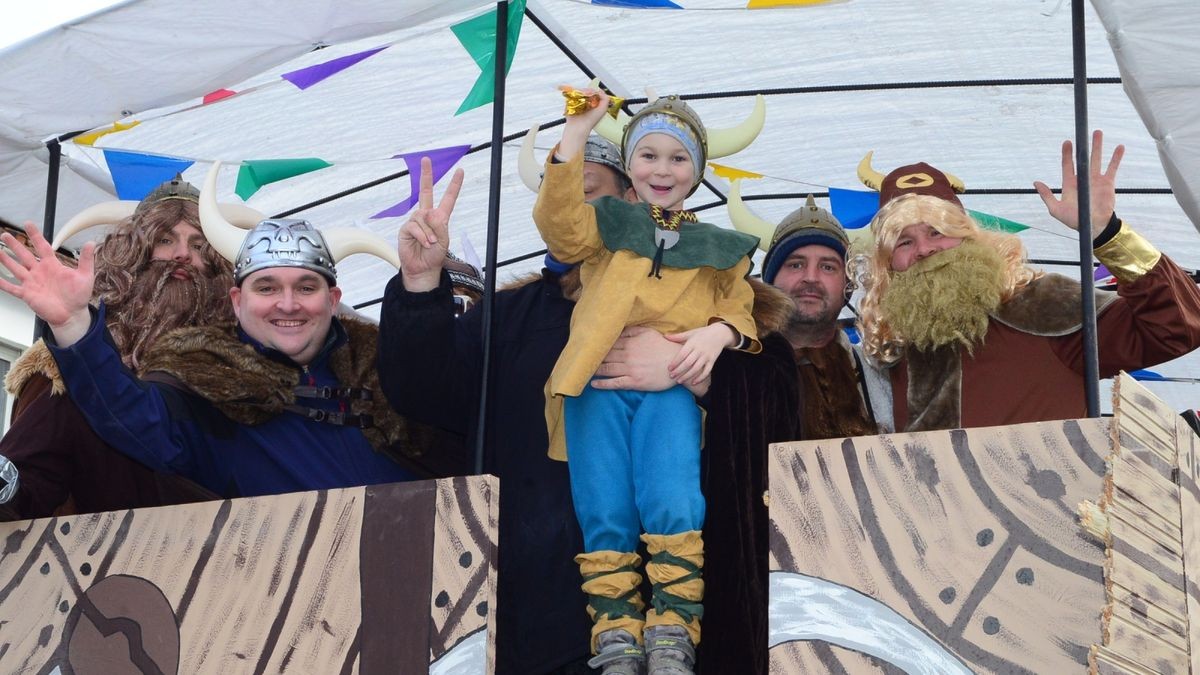 Von vielen Schaulustigen am Straßenrand bejubelt, zogen die Aktiven des Weißenseer Karnevalvereins am Samstag gemeinsam mit Gästen aus Scherndorf, Kindelbrück und Kannawurf durch die Landgrafenstadt und verbreiteten gute Laune.