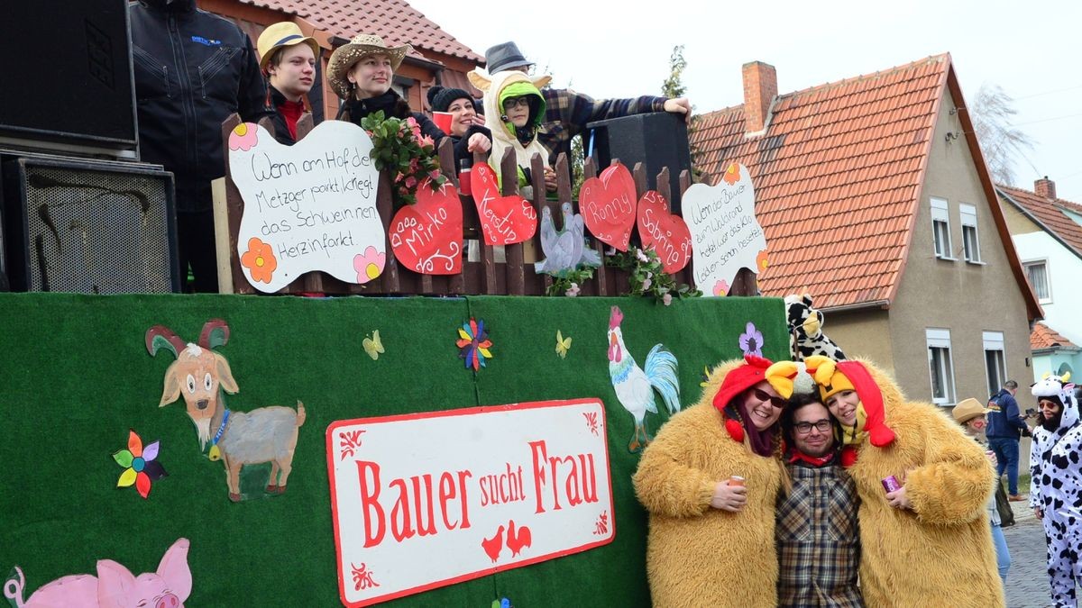 Von vielen Schaulustigen am Straßenrand bejubelt, zogen die Aktiven des Weißenseer Karnevalvereins am Samstag gemeinsam mit Gästen aus Scherndorf, Kindelbrück und Kannawurf durch die Landgrafenstadt und verbreiteten gute Laune.