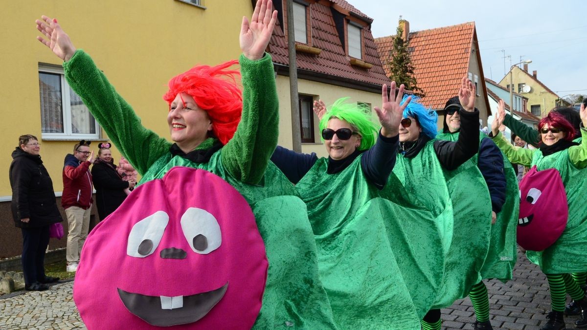 Von vielen Schaulustigen am Straßenrand bejubelt, zogen die Aktiven des Weißenseer Karnevalvereins am Samstag gemeinsam mit Gästen aus Scherndorf, Kindelbrück und Kannawurf durch die Landgrafenstadt und verbreiteten gute Laune.