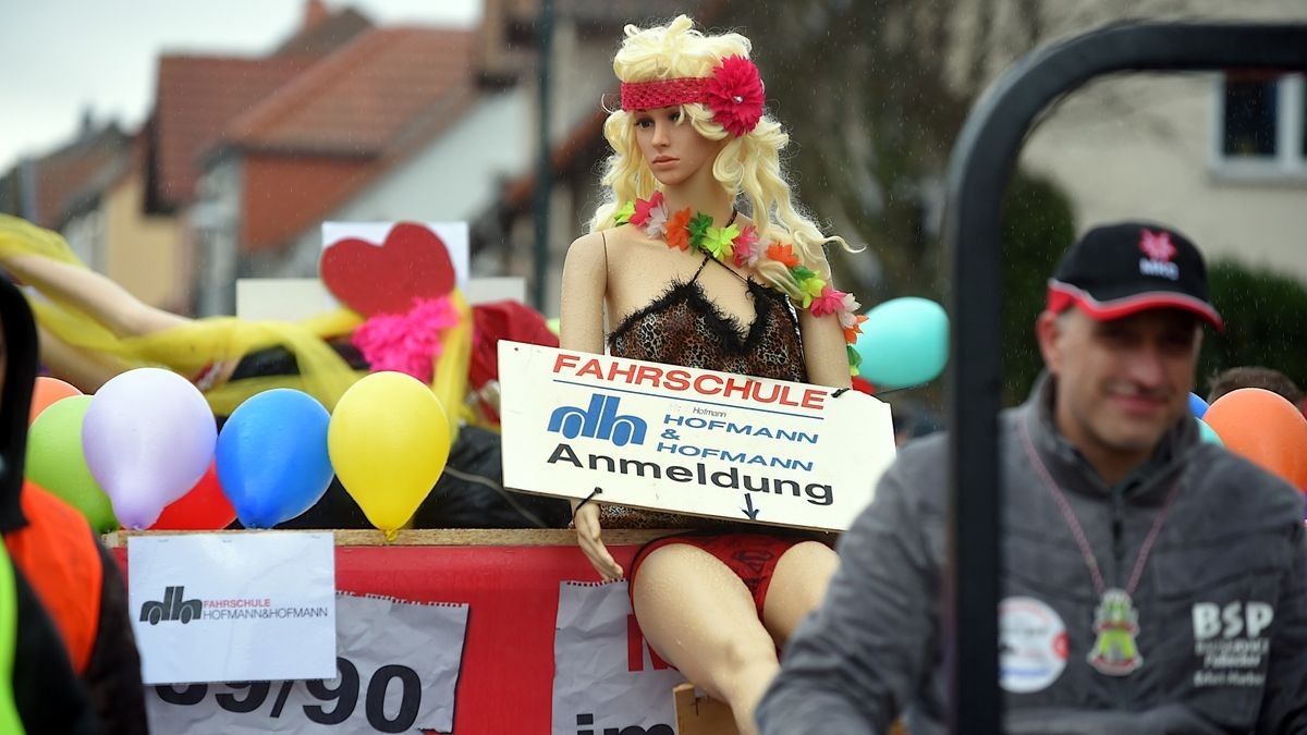 Trotz Regen und ausgefallenen Karnevalsumzug in Erfurt starteten die Marbacher Karnevalisten gut gelaunt ihren eignen Faschingsumzug durch ihren Ortsteil.