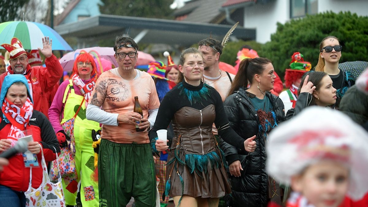 Trotz Regen und ausgefallenen Karnevalsumzug in Erfurt starteten die Marbacher Karnevalisten gut gelaunt ihren eignen Faschingsumzug durch ihren Ortsteil.