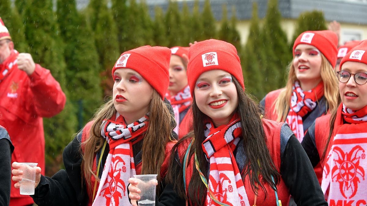 Trotz Regen und ausgefallenen Karnevalsumzug in Erfurt starteten die Marbacher Karnevalisten gut gelaunt ihren eignen Faschingsumzug durch ihren Ortsteil.