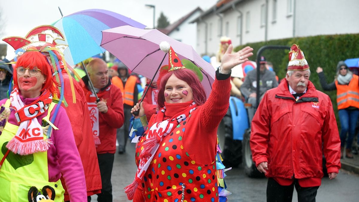 Trotz Regen und ausgefallenen Karnevalsumzug in Erfurt starteten die Marbacher Karnevalisten gut gelaunt ihren eignen Faschingsumzug durch ihren Ortsteil.