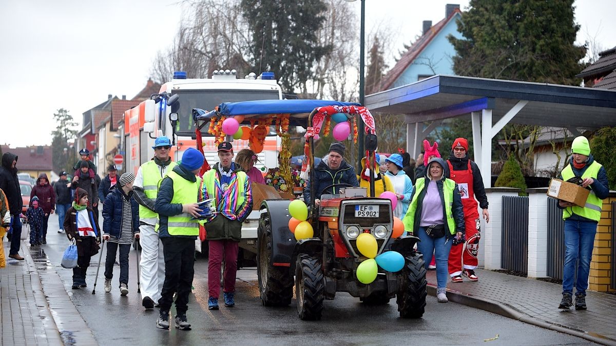 Trotz Regen und ausgefallenen Karnevalsumzug in Erfurt starteten die Marbacher Karnevalisten gut gelaunt ihren eignen Faschingsumzug durch ihren Ortsteil.