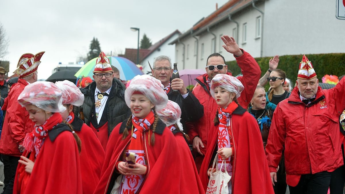 Trotz Regen und ausgefallenen Karnevalsumzug in Erfurt starteten die Marbacher Karnevalisten gut gelaunt ihren eignen Faschingsumzug durch ihren Ortsteil.