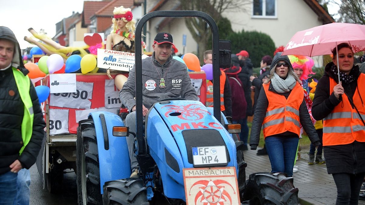 Trotz Regen und ausgefallenen Karnevalsumzug in Erfurt starteten die Marbacher Karnevalisten gut gelaunt ihren eignen Faschingsumzug durch ihren Ortsteil.