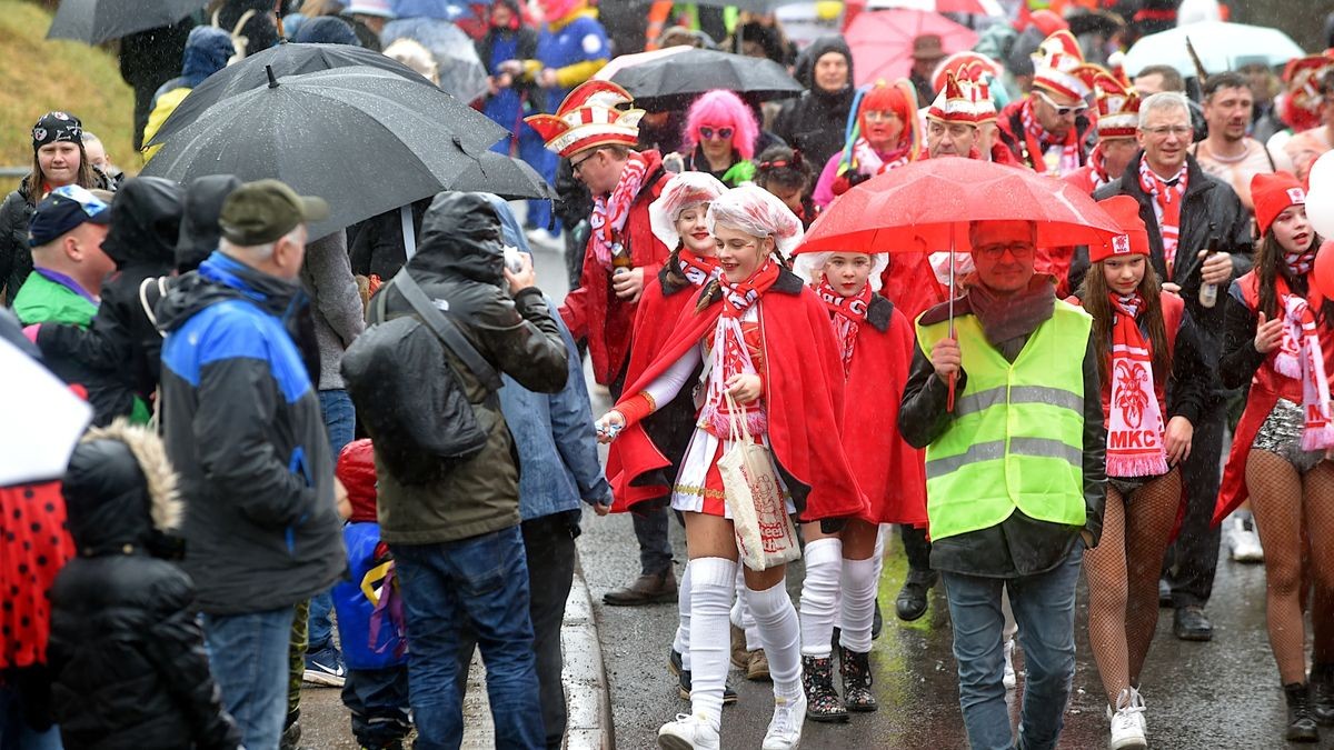 Trotz Regen und ausgefallenen Karnevalsumzug in Erfurt starteten die Marbacher Karnevalisten gut gelaunt ihren eignen Faschingsumzug durch ihren Ortsteil.