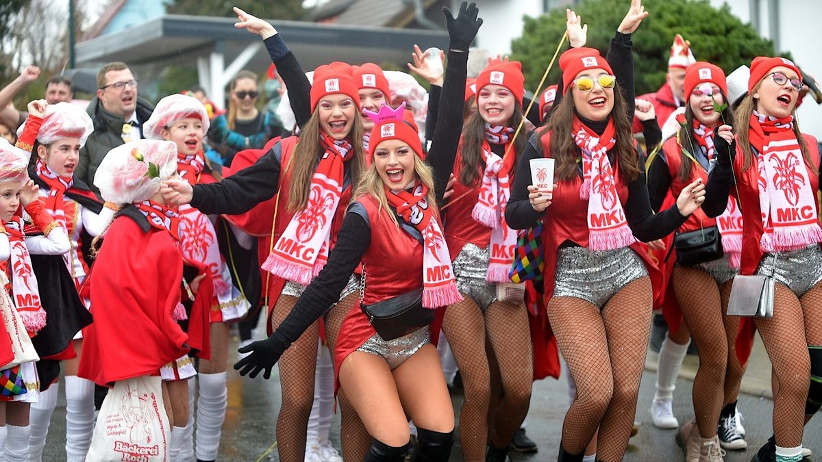 Trotz Regen und ausgefallenen Karnevalsumzug in Erfurt starteten die Marbacher Karnevalisten gut gelaunt ihren eignen Faschingsumzug durch ihren Ortsteil.