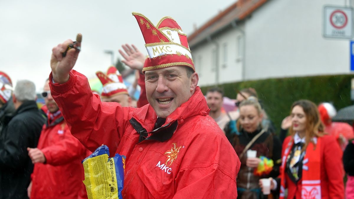 Trotz Regen und ausgefallenen Karnevalsumzug in Erfurt starteten die Marbacher Karnevalisten gut gelaunt ihren eignen Faschingsumzug durch ihren Ortsteil.