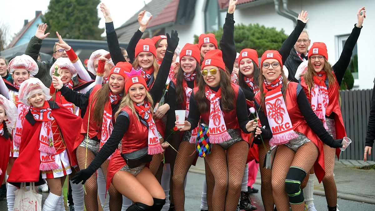 Trotz Regen und ausgefallenen Karnevalsumzug in Erfurt starteten die Marbacher Karnevalisten gut gelaunt ihren eignen Faschingsumzug durch ihren Ortsteil.