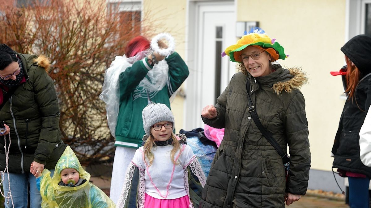 Trotz Regen und ausgefallenen Karnevalsumzug in Erfurt starteten die Marbacher Karnevalisten gut gelaunt ihren eignen Faschingsumzug durch ihren Ortsteil.