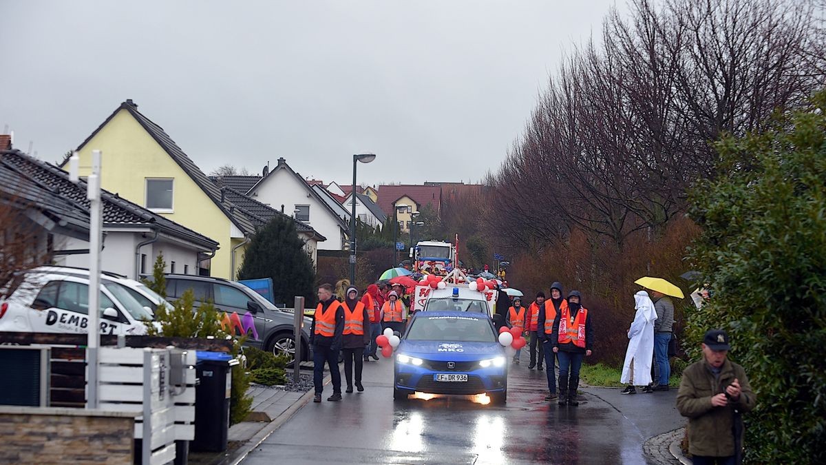 Trotz Regen und ausgefallenen Karnevalsumzug in Erfurt starteten die Marbacher Karnevalisten gut gelaunt ihren eignen Faschingsumzug durch ihren Ortsteil.