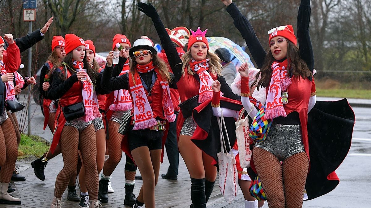 Trotz Regen und ausgefallenen Karnevalsumzug in Erfurt starteten die Marbacher Karnevalisten gut gelaunt ihren eignen Faschingsumzug durch ihren Ortsteil.