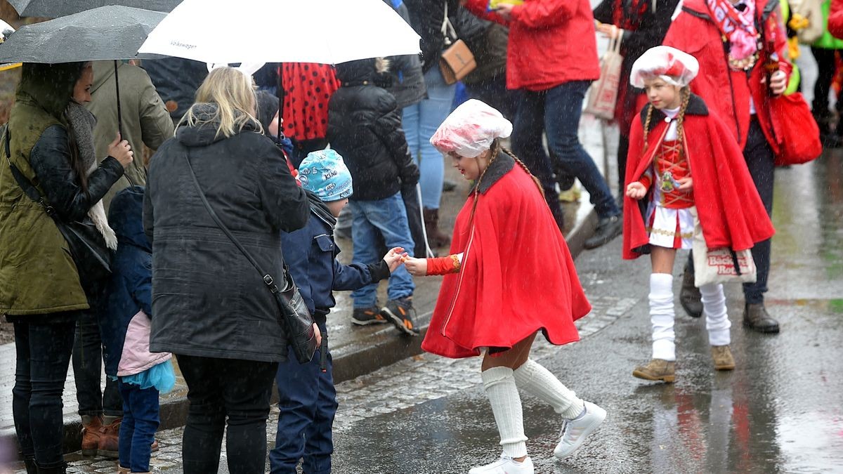 Trotz Regen und ausgefallenen Karnevalsumzug in Erfurt starteten die Marbacher Karnevalisten gut gelaunt ihren eignen Faschingsumzug durch ihren Ortsteil.