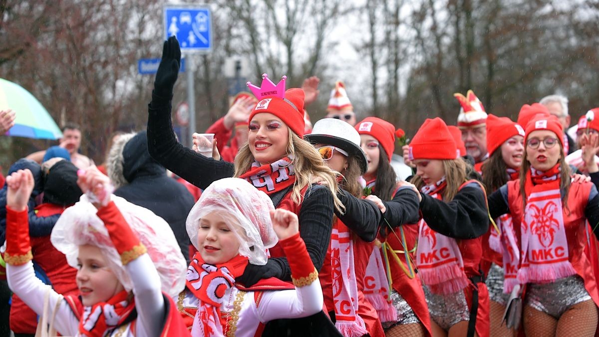 Trotz Regen und ausgefallenen Karnevalsumzug in Erfurt starteten die Marbacher Karnevalisten gut gelaunt ihren eignen Faschingsumzug durch ihren Ortsteil.