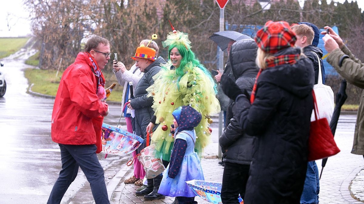 Trotz Regen und ausgefallenen Karnevalsumzug in Erfurt starteten die Marbacher Karnevalisten gut gelaunt ihren eignen Faschingsumzug durch ihren Ortsteil.