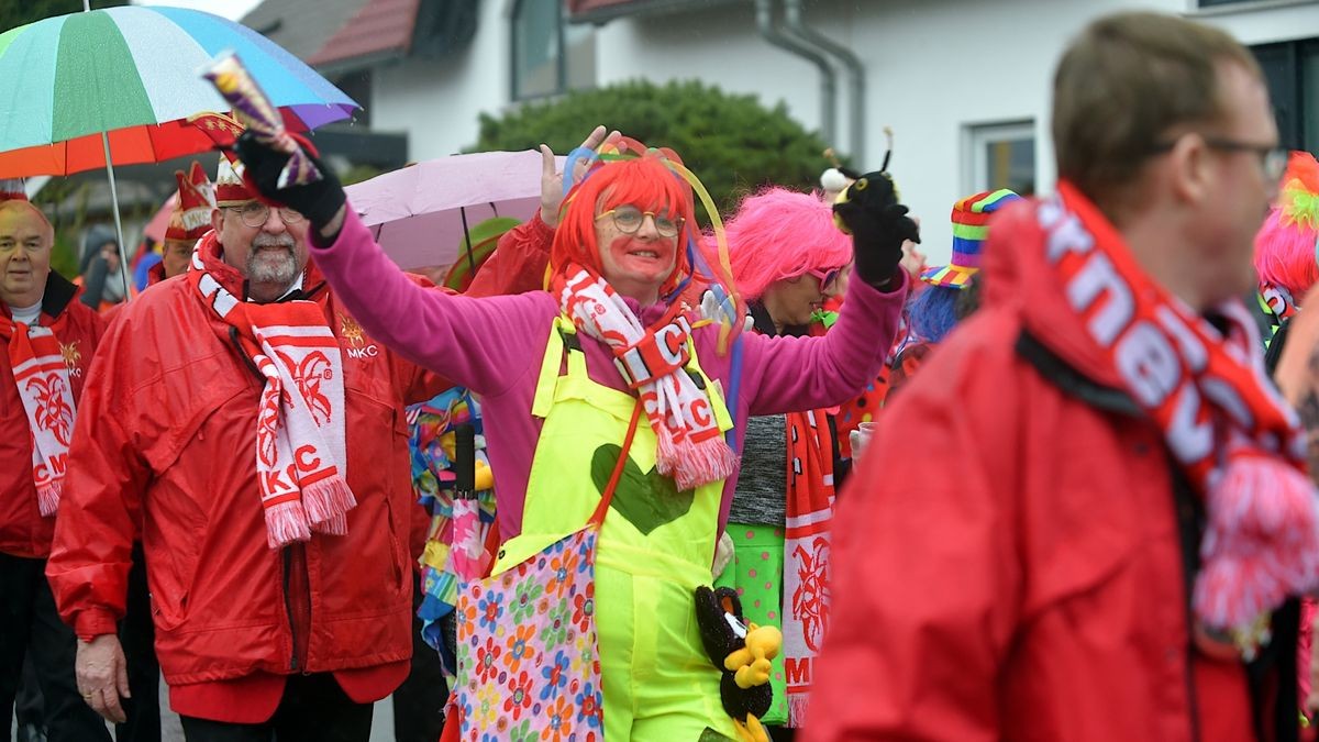 Trotz Regen und ausgefallenen Karnevalsumzug in Erfurt starteten die Marbacher Karnevalisten gut gelaunt ihren eignen Faschingsumzug durch ihren Ortsteil.