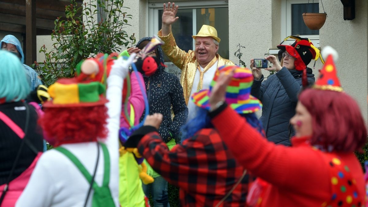 Trotz Regen und ausgefallenen Karnevalsumzug in Erfurt starteten die Marbacher Karnevalisten gut gelaunt ihren eignen Faschingsumzug durch ihren Ortsteil.