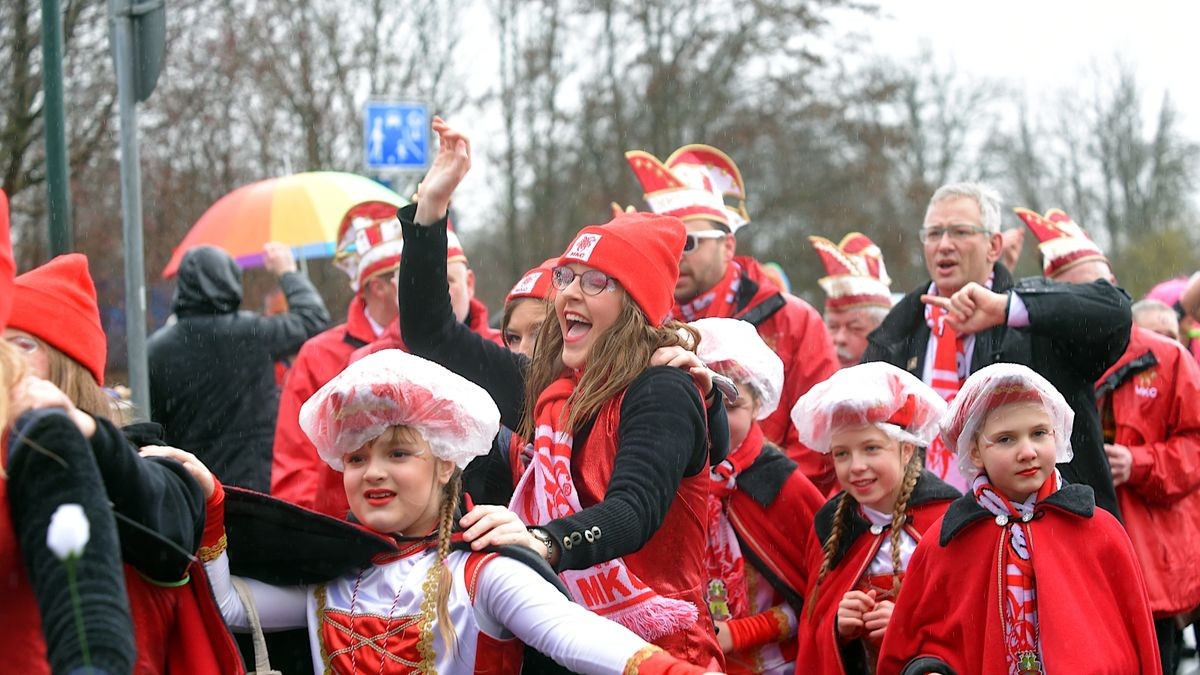 Trotz Regen und ausgefallenen Karnevalsumzug in Erfurt starteten die Marbacher Karnevalisten gut gelaunt ihren eignen Faschingsumzug durch ihren Ortsteil.