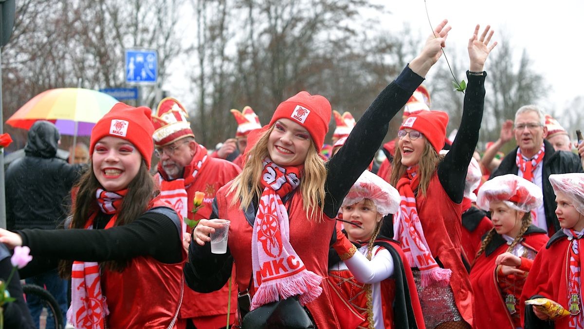 Trotz Regen und ausgefallenen Karnevalsumzug in Erfurt starteten die Marbacher Karnevalisten gut gelaunt ihren eignen Faschingsumzug durch ihren Ortsteil.