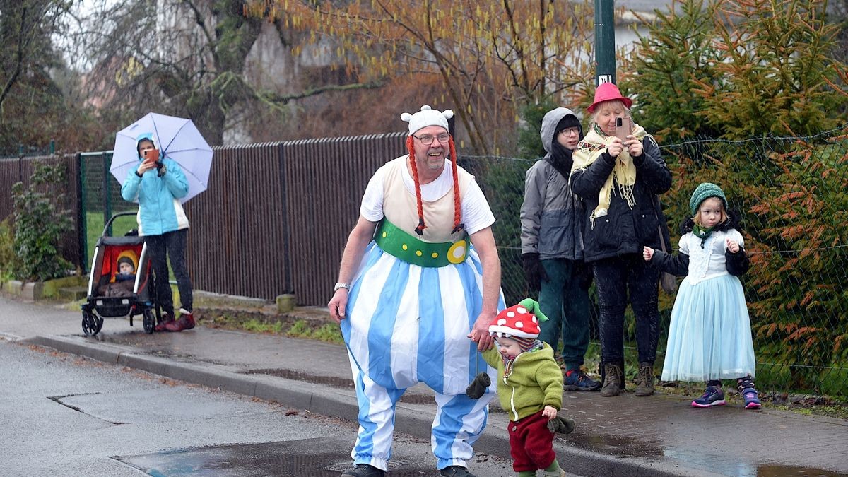 Trotz Regen und ausgefallenen Karnevalsumzug in Erfurt starteten die Marbacher Karnevalisten gut gelaunt ihren eignen Faschingsumzug durch ihren Ortsteil.