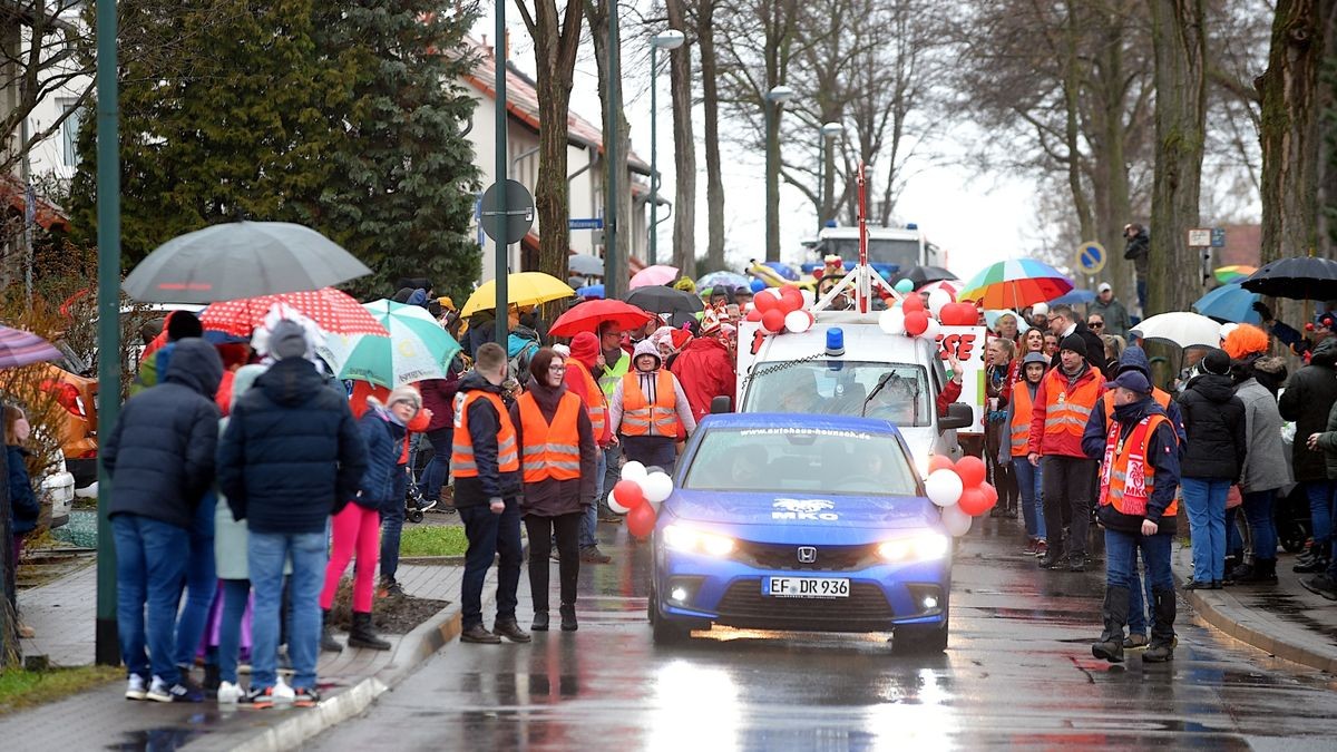 Trotz Regen und ausgefallenen Karnevalsumzug in Erfurt starteten die Marbacher Karnevalisten gut gelaunt ihren eignen Faschingsumzug durch ihren Ortsteil.