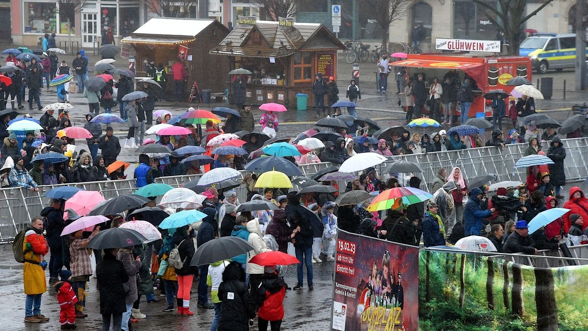 Mit einer großen Party wird am Sonntag auf dem Erfurter Domplatz Karneval gefeiert.