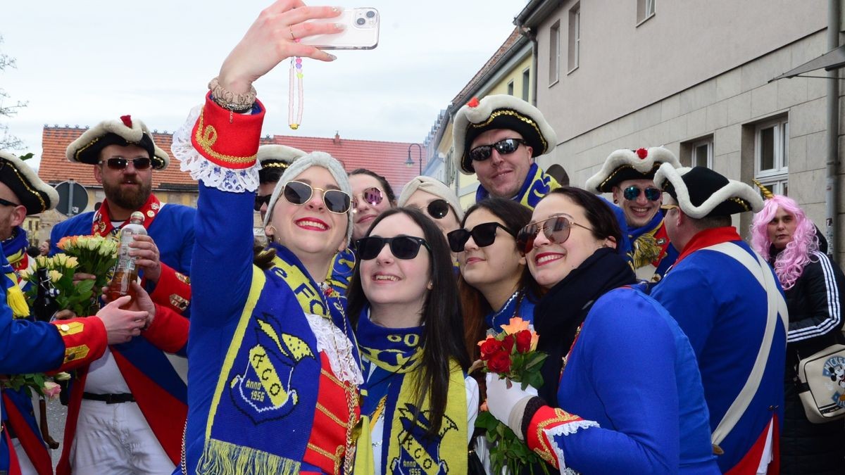 Die zahlreichen Zuschauer am Straßenrand sahen auch tolle Fußgruppen und hatten wie alle Narren viel Gaudi und Spaß.