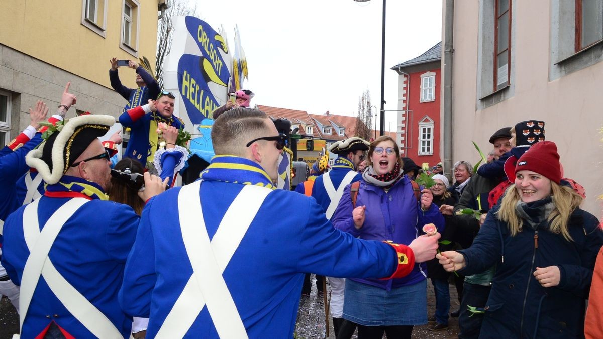 Die zahlreichen Zuschauer am Straßenrand sahen auch tolle Fußgruppen und hatten wie alle Narren viel Gaudi und Spaß.