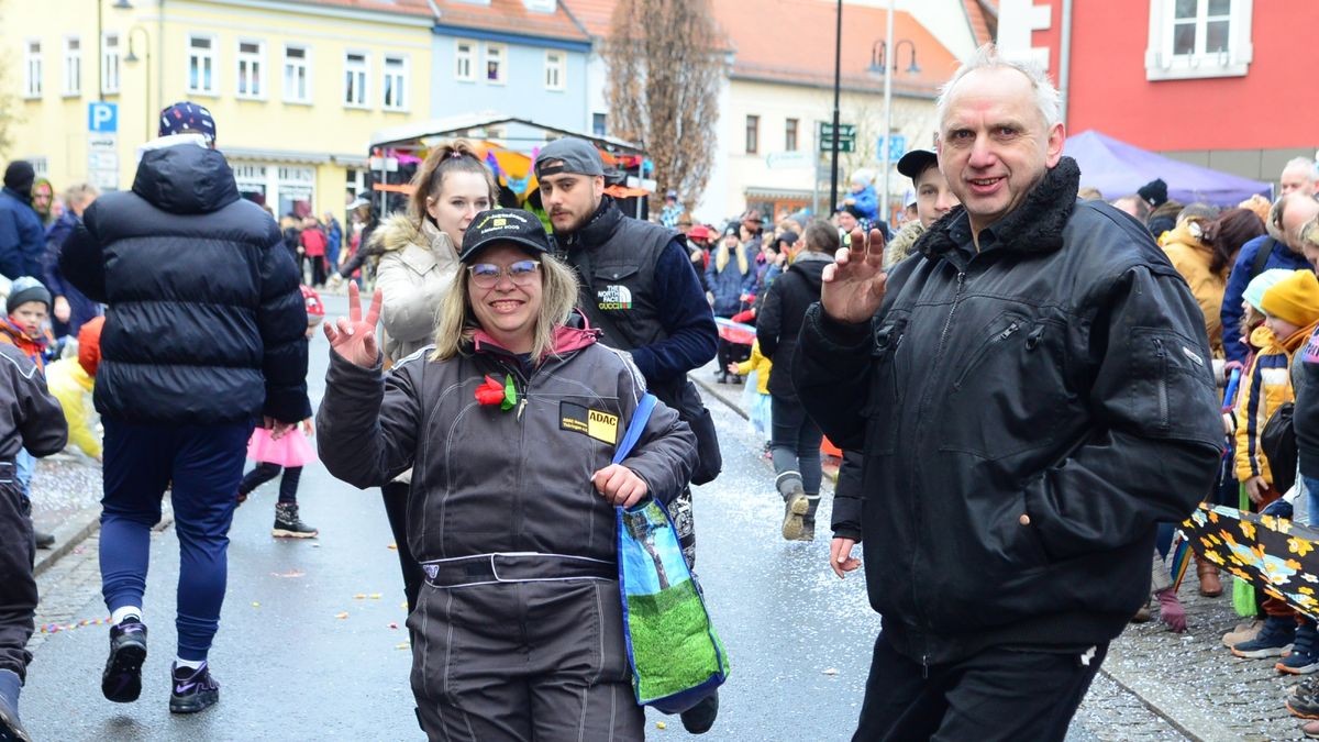 Die zahlreichen Zuschauer am Straßenrand sahen auch tolle Fußgruppen und hatten wie alle Narren viel Gaudi und Spaß.