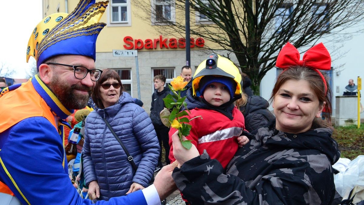 Die zahlreichen Zuschauer am Straßenrand sahen auch tolle Fußgruppen und hatten wie alle Narren viel Gaudi und Spaß.