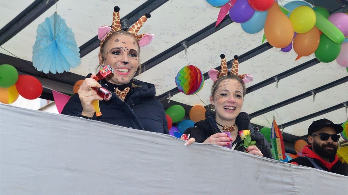 Die zahlreichen Zuschauer am Straßenrand sahen auch tolle Fußgruppen und hatten wie alle Narren viel Gaudi und Spaß.