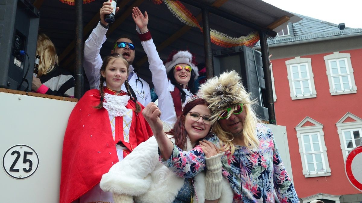 Die zahlreichen Zuschauer am Straßenrand sahen auch tolle Fußgruppen und hatten wie alle Narren viel Gaudi und Spaß.