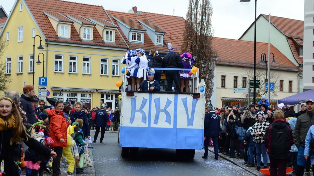 Die zahlreichen Zuschauer am Straßenrand sahen auch tolle Fußgruppen und hatten wie alle Narren viel Gaudi und Spaß.