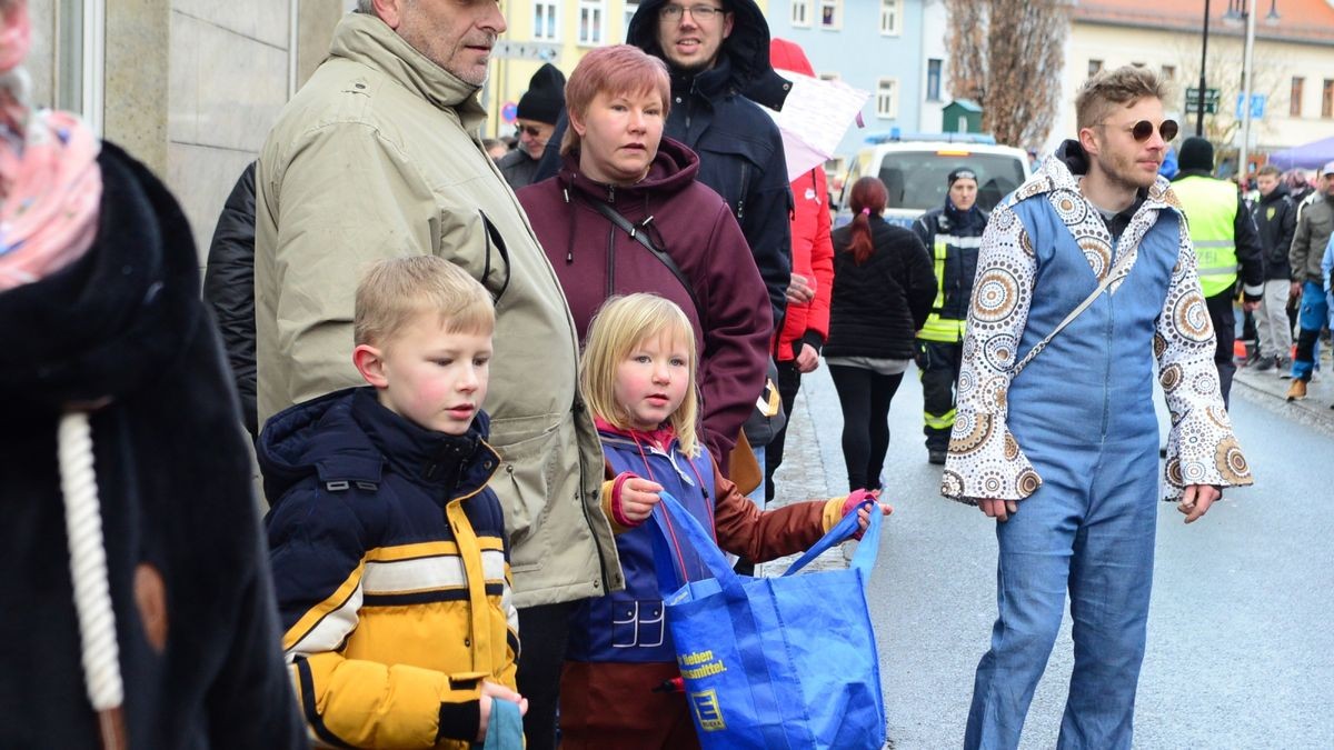 Die zahlreichen Zuschauer am Straßenrand sahen auch tolle Fußgruppen und hatten wie alle Narren viel Gaudi und Spaß.