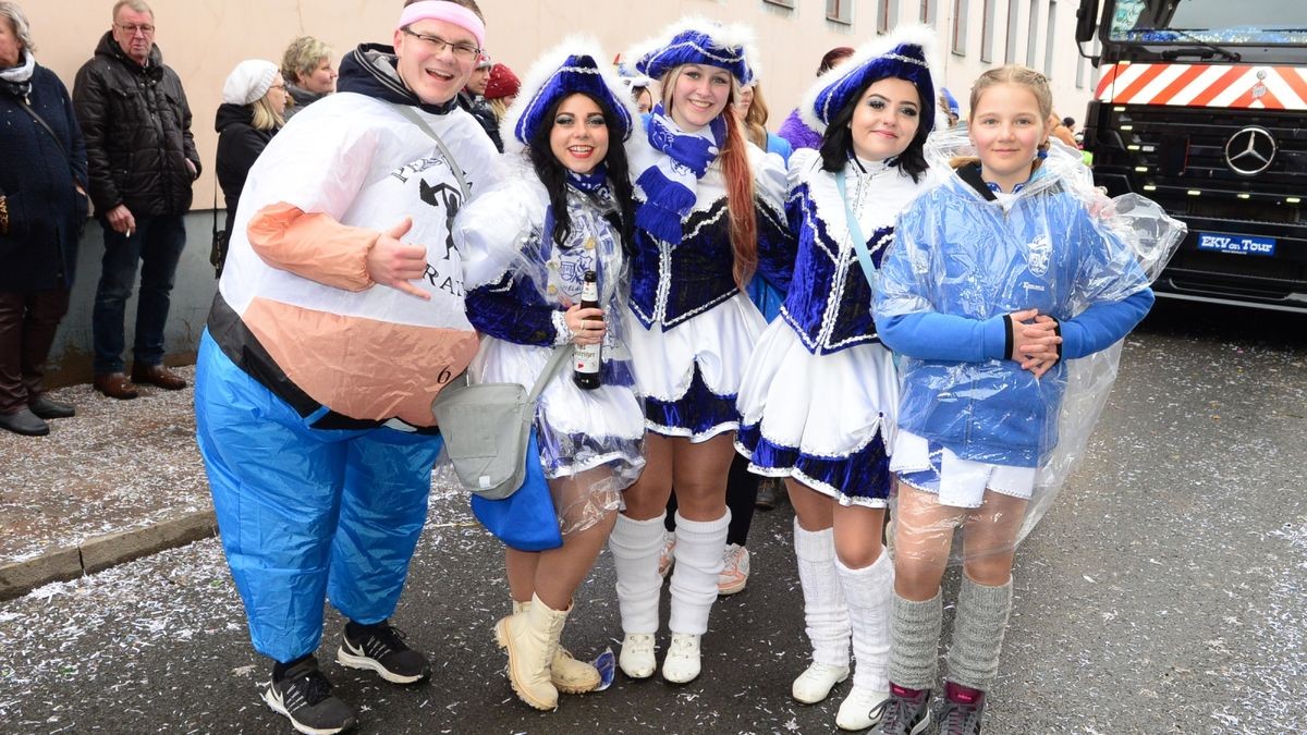 Die zahlreichen Zuschauer am Straßenrand sahen auch tolle Fußgruppen und hatten wie alle Narren viel Gaudi und Spaß.