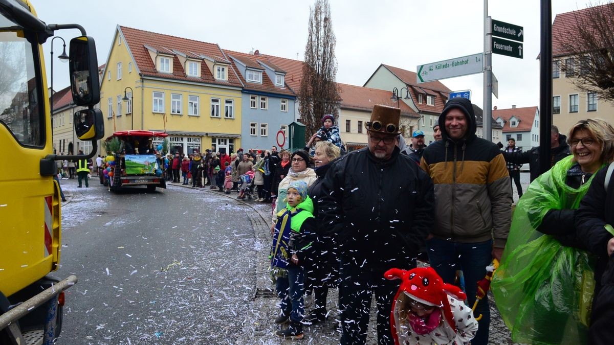 Die zahlreichen Zuschauer am Straßenrand sahen auch tolle Fußgruppen und hatten wie alle Narren viel Gaudi und Spaß.