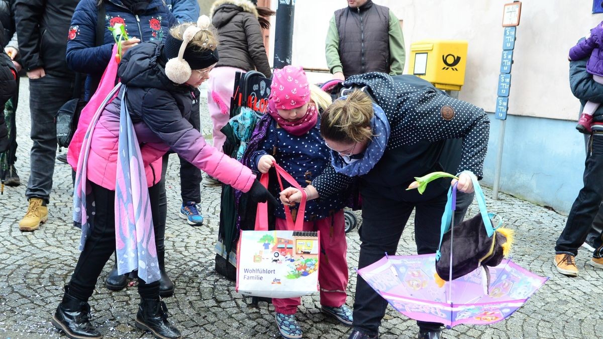 Die zahlreichen Zuschauer am Straßenrand sahen auch tolle Fußgruppen und hatten wie alle Narren viel Gaudi und Spaß.