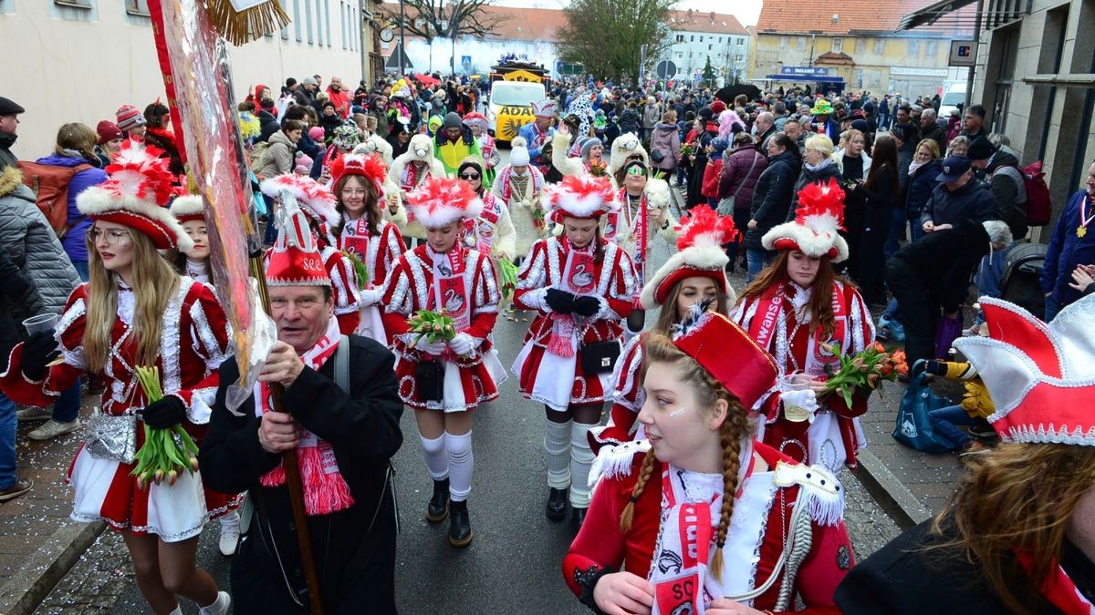 Die zahlreichen Zuschauer am Straßenrand sahen auch tolle Fußgruppen und hatten wie alle Narren viel Gaudi und Spaß.