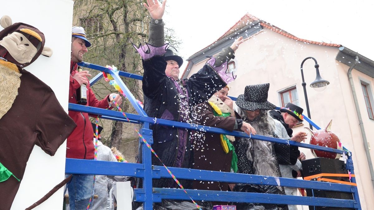 Die zahlreichen Zuschauer am Straßenrand sahen auch tolle Fußgruppen und hatten wie alle Narren viel Gaudi und Spaß.