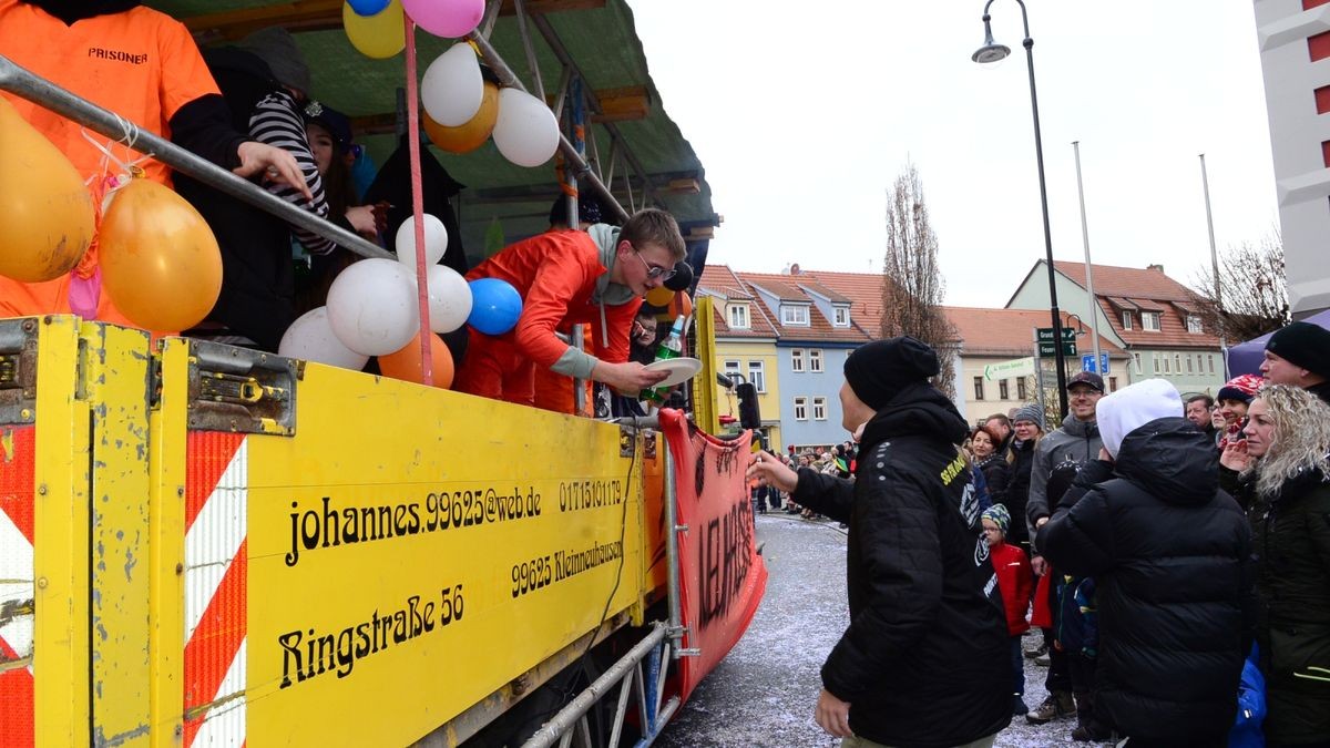 Die zahlreichen Zuschauer am Straßenrand sahen auch tolle Fußgruppen und hatten wie alle Narren viel Gaudi und Spaß.